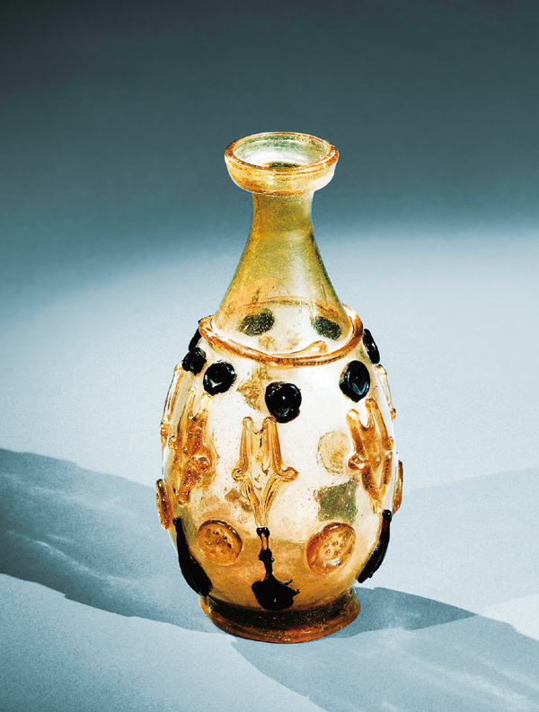 1987年，在中国陕西的法门寺，地宫中出土了20件美轮美奂的琉璃器，这是唐代传入中国的东罗马和伊斯兰的琉璃器。图为法门寺地宫中出土的盘口细颈贴塑淡黄色琉璃瓶。 法门寺博物馆供图
